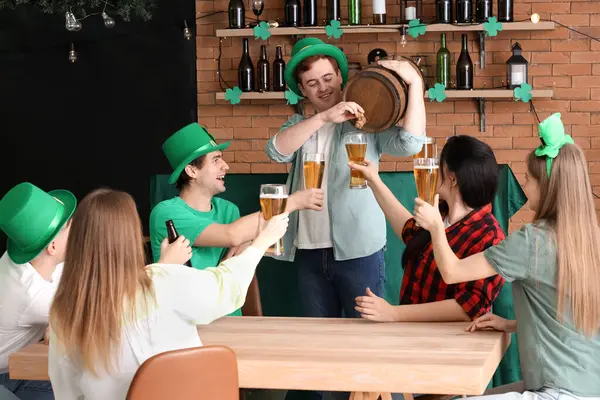 Jongeren Met Bier Schenken Van Vat Naar Zijn Vrienden Bar — Stockfoto