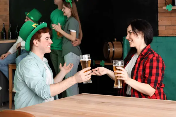 Jong Stel Met Bier Ter Ere Van Patrick Day Aan — Stockfoto