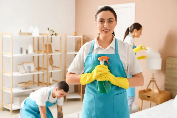 Perempuan Pekerja Layanan Pembersihan Dengan Detergen Kamar Tidur — Stok Foto