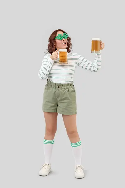 Heureuse Femme Avec Bière Célébrant Saint Patrick Sur Fond Clair — Photo