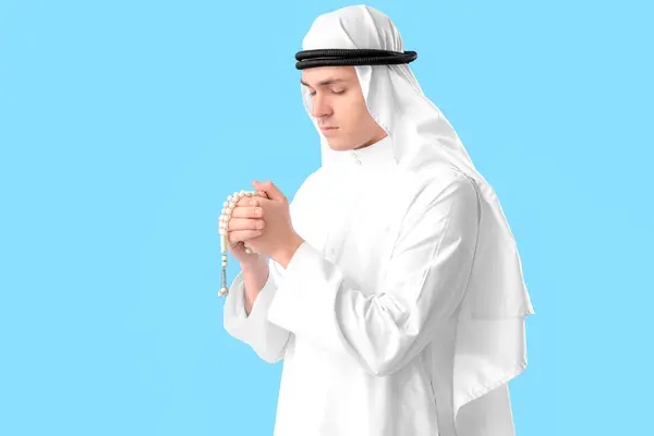 Young Muslim Man Praying Beads Blue Background Ramadan Celebration — Stock Photo, Image