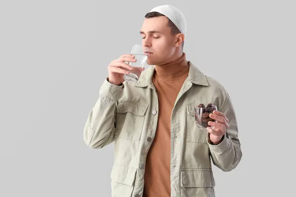 Young Muslim Man Dates Drinking Water Light Background Ramadan Celebration — Stock Photo, Image