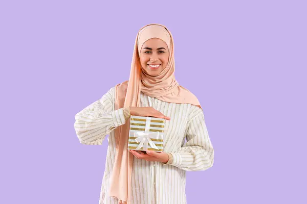 Mujer Musulmana Con Caja Regalo Para Ramadán Sobre Fondo Lila —  Fotos de Stock