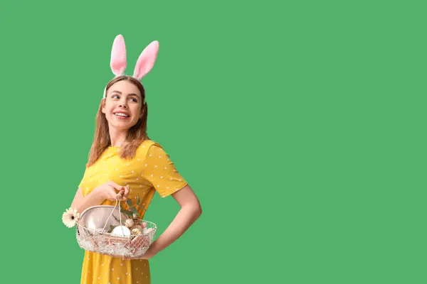 Счастливая Улыбающаяся Молодая Женщина Кроличьей Ободке Держит Корзину Косметикой Эвкалиптом — стоковое фото