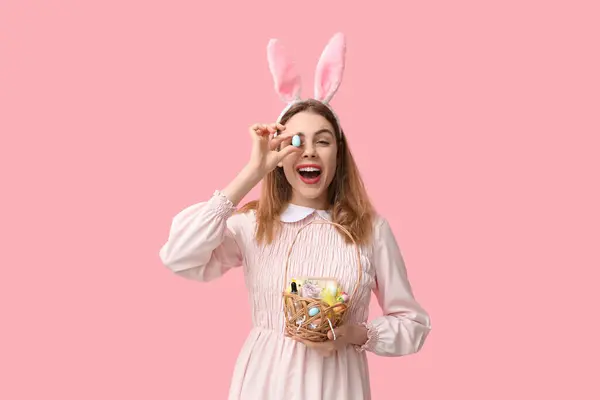 Счастливая Улыбающаяся Молодая Женщина Головном Уборе Кролика Держащая Корзину Косметикой — стоковое фото