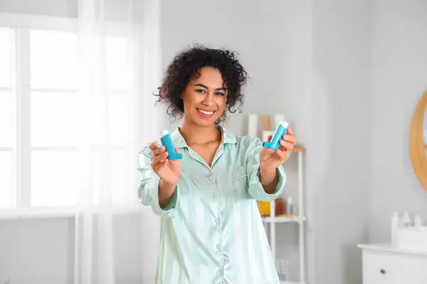 Mujer Joven Afroamericana Sonriente Con Inhaladores Asma Baño — Foto de Stock