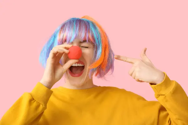Belle Jeune Femme Drôle Déguisement Clown Sur Fond Rose Avril — Photo