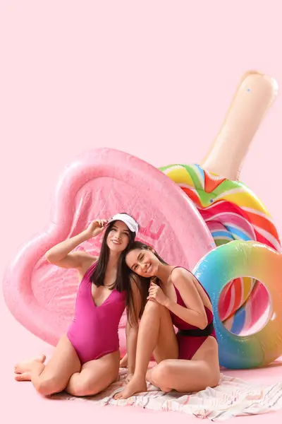Amigos Sexo Feminino Roupa Praia Com Colchões Natação Sentados Fundo — Fotografia de Stock