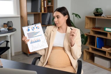 Ofiste çalışan hamile bir iş kadını.