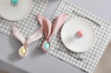 Mutfakta Paskalya yumurtaları olan masa ayarı, üst manzara.