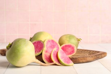 Olgun karpuz turplu ahşap tahta beyaz fayans masasında.