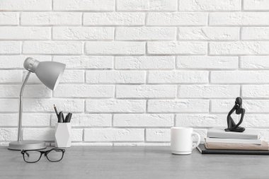 Beyaz tuğla duvarın yanındaki modern işyeri