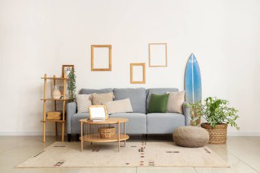 Konforlu kanepesi ve masası olan modern bir oturma odası.