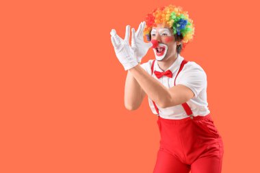 Turuncu arka planda komik palyaço portresi. 1 Nisan şakası