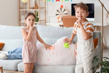 Küçük çocuklar evde uyuyan babalarına KICK ME çıkartması yapıştırıyorlar. 1 Nisan şakası.