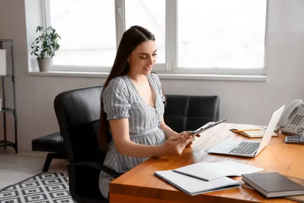Pregnant Businesswoman Clipboard Working Table Office — Stock Photo, Image
