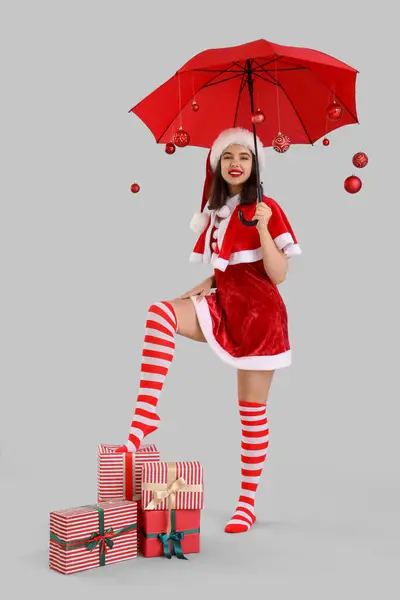 여자는 크리스마스 배경에 우산을 — 스톡 사진