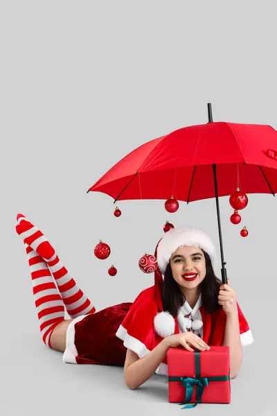 여성은 배경에 크리스마스 우산을 — 스톡 사진