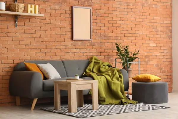 Loft Stil Interieur Des Wohnzimmers Mit Gemütlichem Sofa Hocker Und — Stockfoto