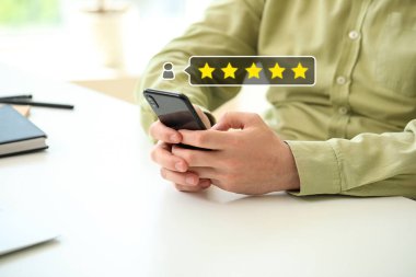 Kadın, ofisteki yeni cep telefonu uygulamasına not veriyor