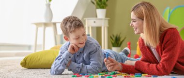 Kadın psikolog ve otistik bozukluğu olan bir çocuk. Tasarım için pankart