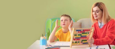 Abaküsü olan kadın psikolog ve otistik bozukluğu olan çocuk. Tasarım için pankart