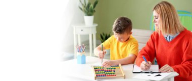 Kadın psikolog ve otistik bozukluğu olan bir çocuk. Tasarım için pankart