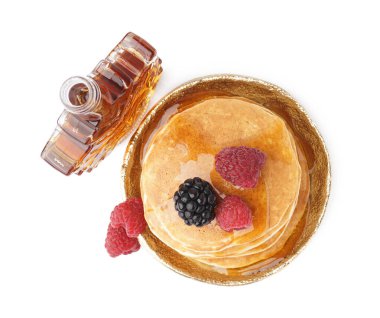 Beyaz arka planda böğürtlenli ve akçaağaç şuruplu lezzetli krepler.