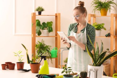 Evde tablet bilgisayar kullanan kadın bahçıvan