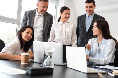 Ofiste çalışan iş arkadaşları.