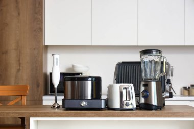 Modern aletler modern mutfaktaki ahşap masada.