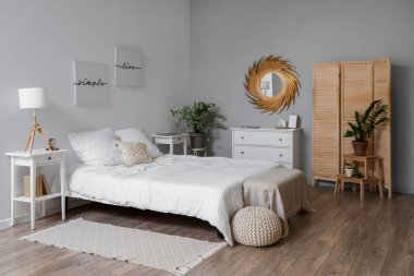 Modern yatak odasının şık, rahat yatağı var.