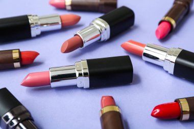 Leylak arkaplanda çok farklı ruj izleri var.