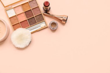 Göz kalemi, toz ve ruj ile bej arka planda göz falı paleti