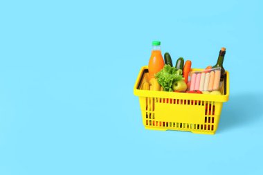 Mavi arka planda tam alışveriş sepeti