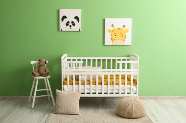 Renkli duvarı olan modern bir bebek odası.