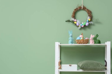 Oturma odasında Paskalya dekoru olan beyaz ahşap askı.