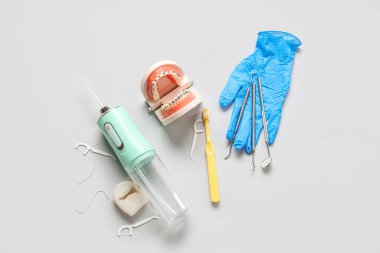 Açık arkaplanda ağız temizliği ve diş hekimi aletleri ile ağız temizliğine ayarlı