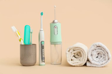 Hafif arka planda ağız sulandırıcı ile diş hijyeni için ayarlandı