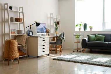 Modern ofis, şık işyeri, kanepe ve raf üniteleri.