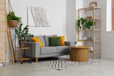 Rahat kanepesi olan bir oturma odası.