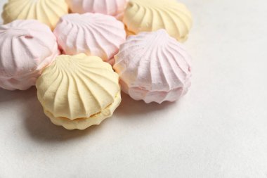 Tatlı zefirler hafif arka planda