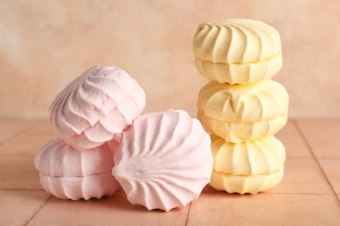 Bej arka planda bir sürü tatlı zefir