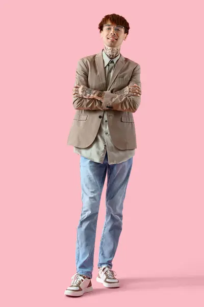 Przystojny Młody Wytatuowany Biznesmen Różowym Tle — Zdjęcie stockowe