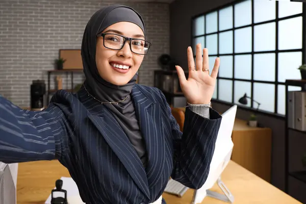 Muslim Businesswoman Taking Selfie Office — Stock Photo, Image