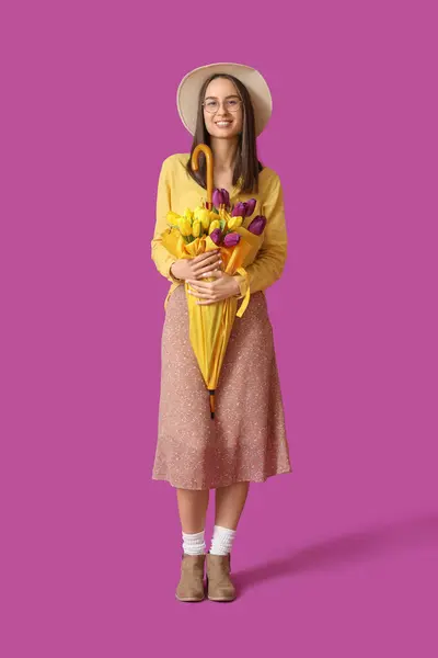 Junge Frau Hält Regenschirm Mit Tulpen Auf Lila Hintergrund — Stockfoto