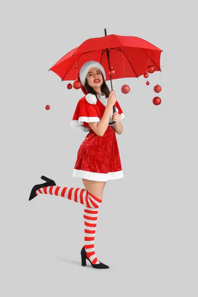 여자는 배경에 크리스마스 우산을 — 스톡 사진