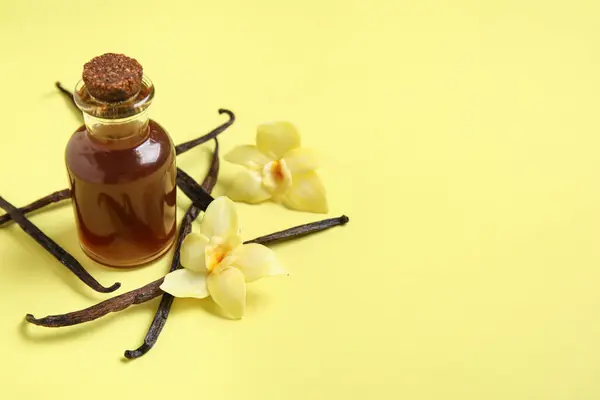 Vanilla Extract Bottle Vanilla Pods Flowers Yellow Background — Stock Photo, Image