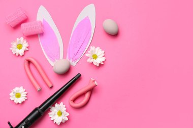 Papatyalı kuaför aksesuarları, pembe arka planda yumurta ve tavşan kulakları.