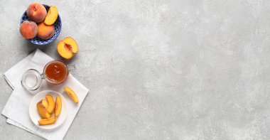 Lezzetli şeftali reçeli kavanozu ve grunge arkaplanda taze meyve ile kompozisyon metin için yer, üst görünüm